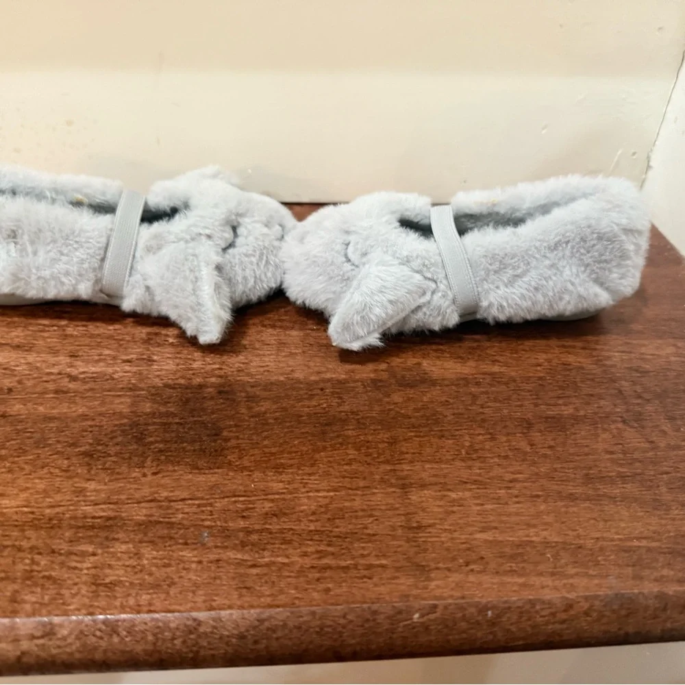 Like new Size 8 (24) Victoria Gray Fuzzy bunny Slippers